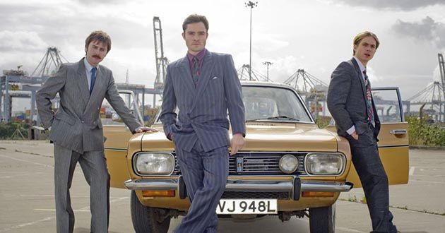 ジェームズ・バックリーは、今年戻ってきたBBC2シリーズホワイトゴールドの二重ガラスのセールスマンとして、エド・ウェストウィックと仲間のインビトウィーナーズ俳優のジョー・トーマスと共演しました