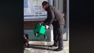 Il personale della Southern Rail ha filmato mentre gettava acqua sporca su un senzatetto