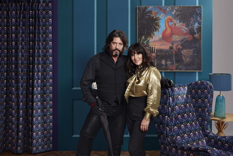 TV esta noche Laurence Llewelyn-Bowen y la presentadora Anna Richardson