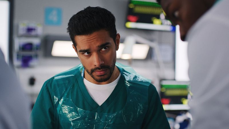 Rash vio a Mason en el trabajo en el ED en Casualty