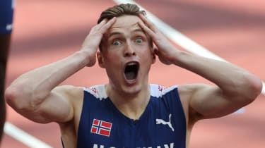 Karsten Warholm smadrer verdensrekord og smækker derefter 'b******t' supersko