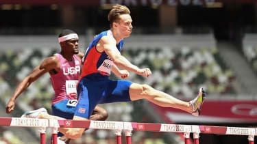 Norges Karsten Warholm vandt guld foran amerikanske Rai Benjamin