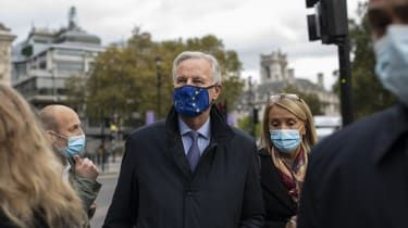 Vyjednávač EÚ pre brexit Michel Barnier kráča s členmi delegácie EÚ v Londýne.