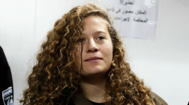 Ahed Tamimi: Palestiinalainen teini saa kahdeksan kuukauden vankeusrangaistuksen