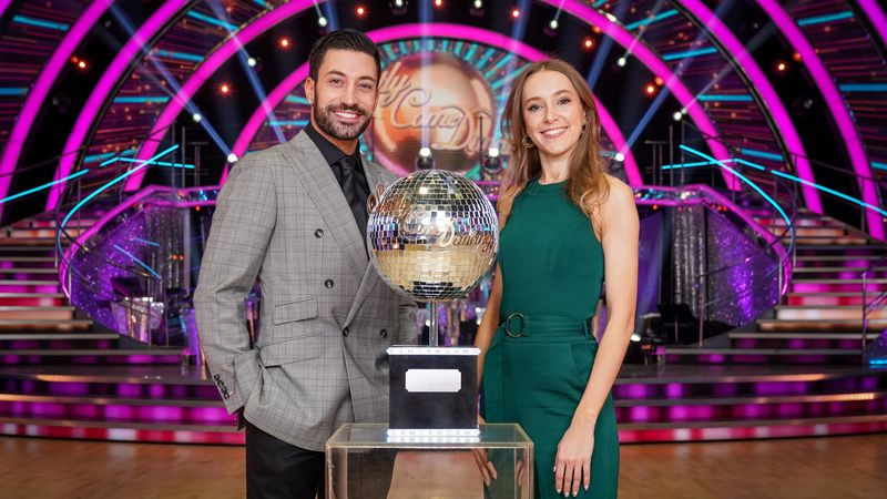 Η Rose Ayling-Ellis και ο Giovanni με το τρόπαιο Glitterball