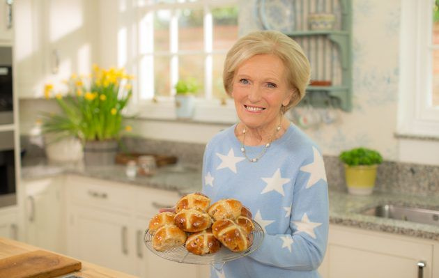 Mary mit einem Teller Hot Cross Buns