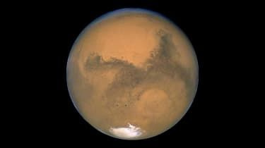 Jezero je ujeto pod južno polarno kapo planeta