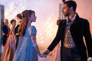 Phoebe Dynevor iš Bridgerton giria savo Karūnavimo gatvės žvaigždę!