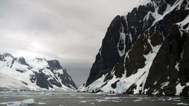 科学者は南極の氷床の下に91の火山を見つけました