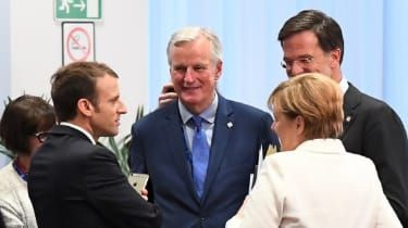Hlavný vyjednávač EÚ Michel Barnier (v strede)
