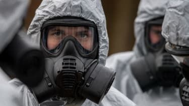 Militært personel iført beskyttelsesdragter for at efterforske nervegiftangrebet i Salisbury den 4. marts