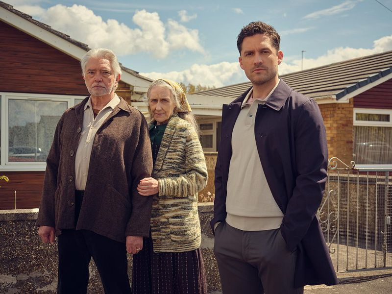 TV în seara asta BEN ALDRIDGE ca DI MATTHEW VENN, MARTIN SHAW ca Dennis Stephenson și ANITA DOBSON ca Grace Stephenson.