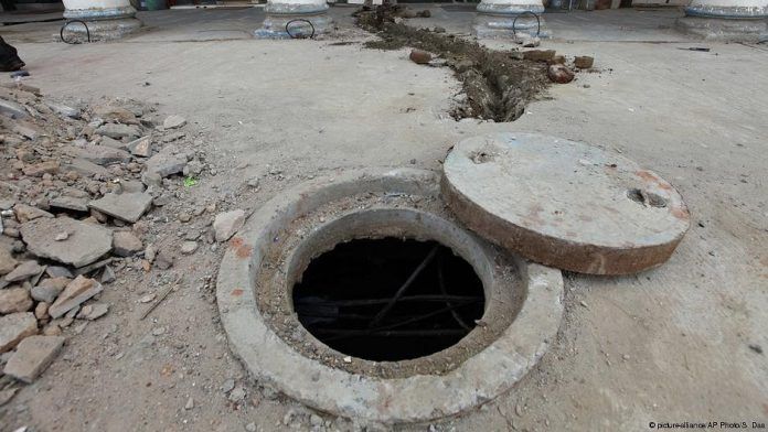 Dva moška sta umrla med čiščenjem varnostnega rezervoarja v Delhiju