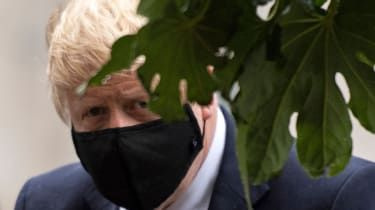 Boris Johnson z masko za obraz.