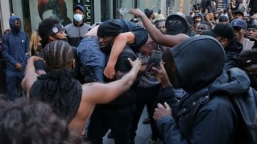 Patrick Hutchinson salvează un bărbat în semn de protest