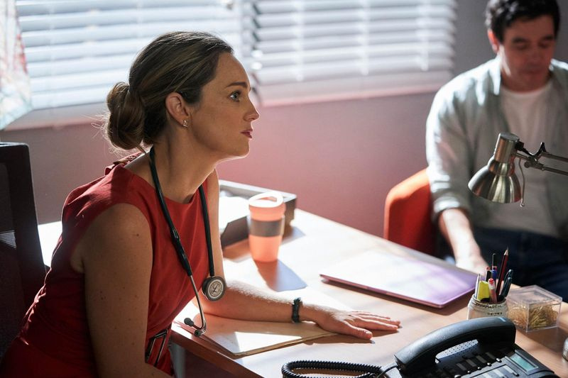 Εντός έδρας και εκτός Tori Morgan Penny McNamee)