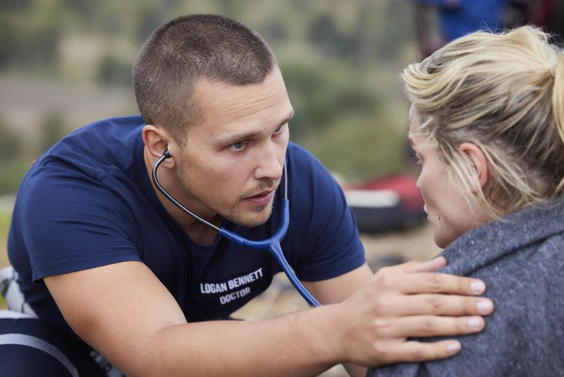 Logan Bennett revisa a Mia Anderson en Home and Away