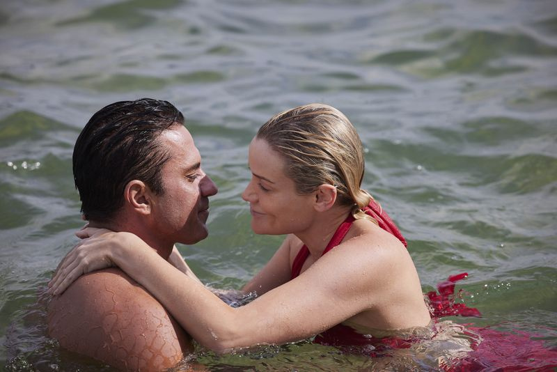 Mia Anderson y Ari Parata en Home and Away