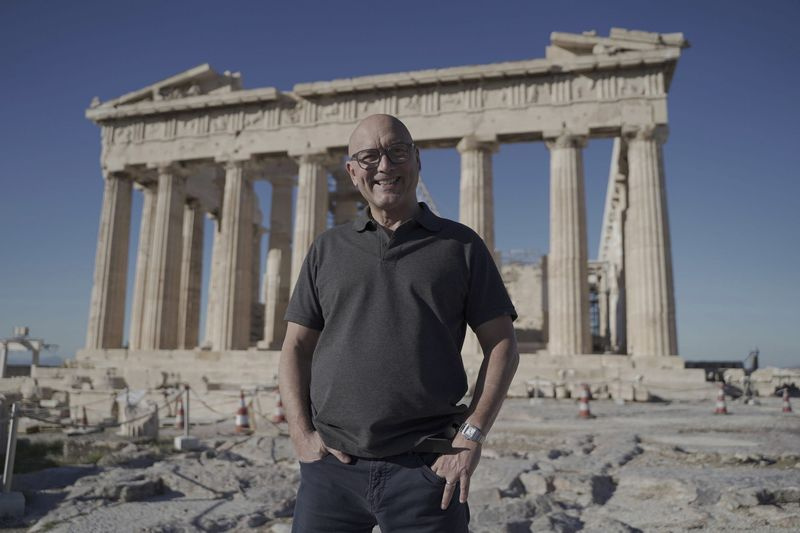 Ο Γκρεγκ Γουάλας απολαμβάνει την ιστορία (και το φαγητό!) της Αθήνας