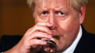 Boris Johnson hovorí počas virtuálnej tlačovej konferencie o pandémii koronavírusu na Downing Street 10