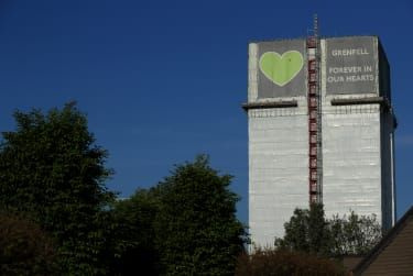 LONDON, ENGLAND - 23. APRIL: Et generelt billede af Grenfell Tower, hvor en alvorlig brand dræbte 72 mennesker i juni 2017, den 23. april 2020 i London, England. Den britiske regering har forlænget l