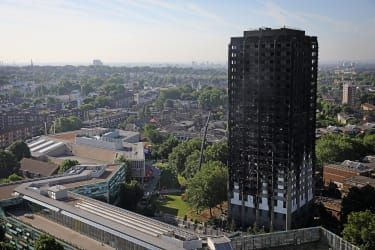 LONDON, ENGLAND - 15. JUNI: Grenfall-tårnet fortsætter med at ulme den 15. juni 2017 i London, England. Mindst tolv mennesker er bekræftet døde og snesevis savnet efter den 24 etager store bolig