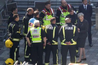 LONDON, ENGLAND - 15. JUNI: Premierminister Theresa May taler med Dany Cotton, kommissær for London Fire Brigade, med medlemmer af brandvæsenet, da hun besøger Grenfell Tower den 15. juni,