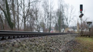 Dlaczego coraz więcej pociągów nie zatrzymuje się na czerwonych sygnałach