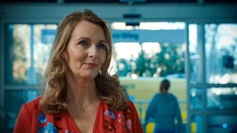 Debra Stephenson spiller Jeni Sinclair i Holby City