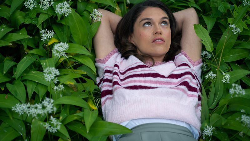 Sabrina Bartlett kā Mariete filmā The Larkins