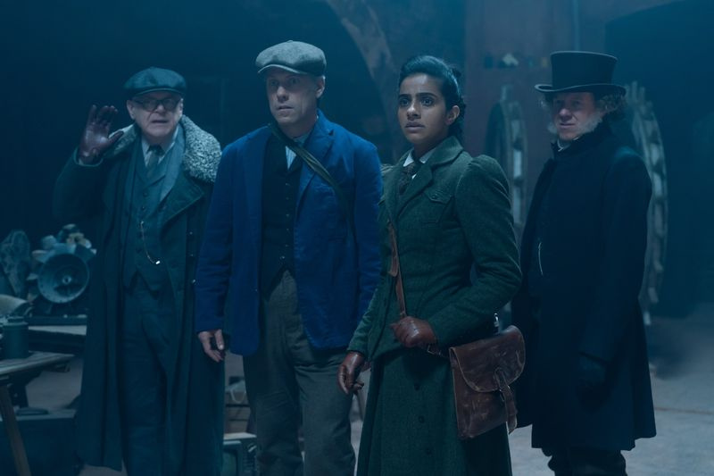 TV tänä iltana Jericho (KEVIN McNALLY), Dan (JOHN BISHOP), Yasmin Khan (MANDIP GILL), Williamson (STEVE ORAM)