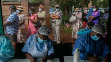 Pacienti stojí ve frontě na očkování v Harare v Zimbabwe