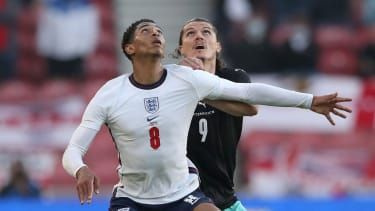 Angličan Jude Bellingham bojuje s Rakúšanom Marcelom Sabitzerom