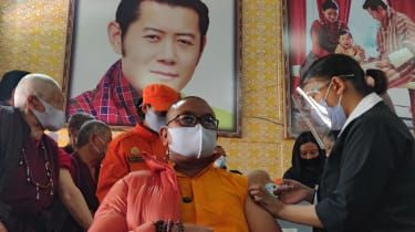 Jak wędrowcy pracownicy służby zdrowia uczynili Bhutan światowym liderem w dziedzinie szczepień
