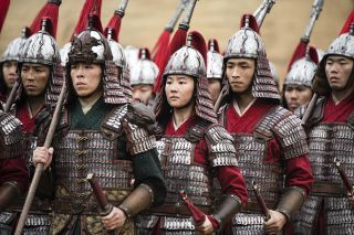 Yifei Liu (κέντρο) και Yoson An (δεξιά) ως Honghui στο ριμέικ της Disney σε ζωντανή δράση