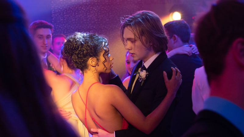 Τηλεόραση απόψε ο Taylor Russell και ο Charlie Plummer στο Words on Bathroom Walls