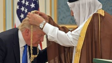 Donald Trump modtager Abdulaziz al-Saud-medaljen fra Saudi-Arabien