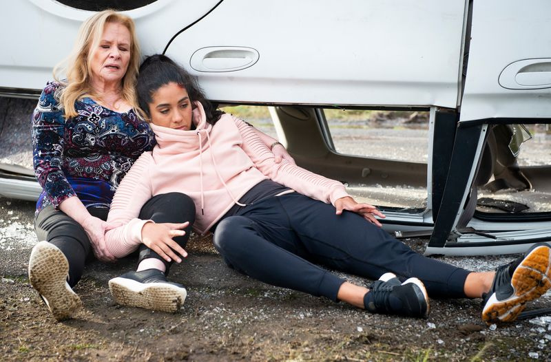 Sheila Canning îl salvează pe Yashvi Rebecchi în Neighbours