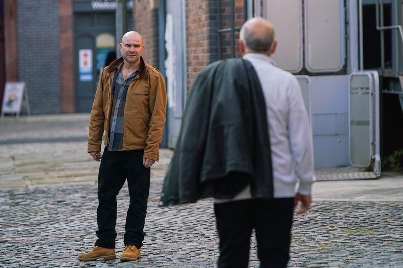 Tim snur seg mot faren sin på gaten