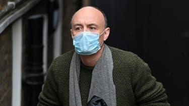 Dominic Cummings opouští svou rezidenci v Londýně s obličejovou maskou.