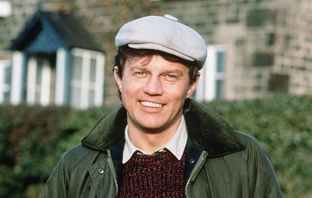 Frazeris Hinesas kaip Joe Sugdenas Emmerdeilyje dar 1980 m