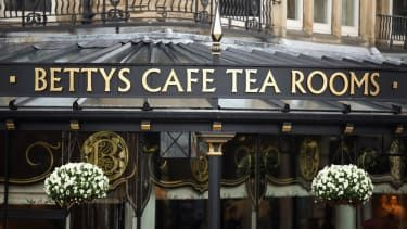 HARROGATE, ENGLAND - 03. APRIL: De berømte Bettys Cafe and Tea Rooms i kurbyen Harrogate den 3. april 2012 i Harrogate, England. Med kun få måneder til åbningsceremonien