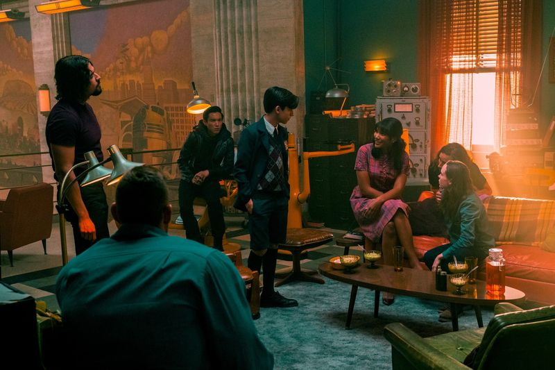 David Castañeda Diego Hargreevesina, Tom Hopper Luther Hargreevesina, Justin H. Min Ben Hargreevesina, Aidan Gallagher viidentenä, Emmy Raver-lamppumies Allison Hargreevesina, Robert Sheehan Klaus Hargreevesina ja Ellen Page Vanya Hargreevesina.