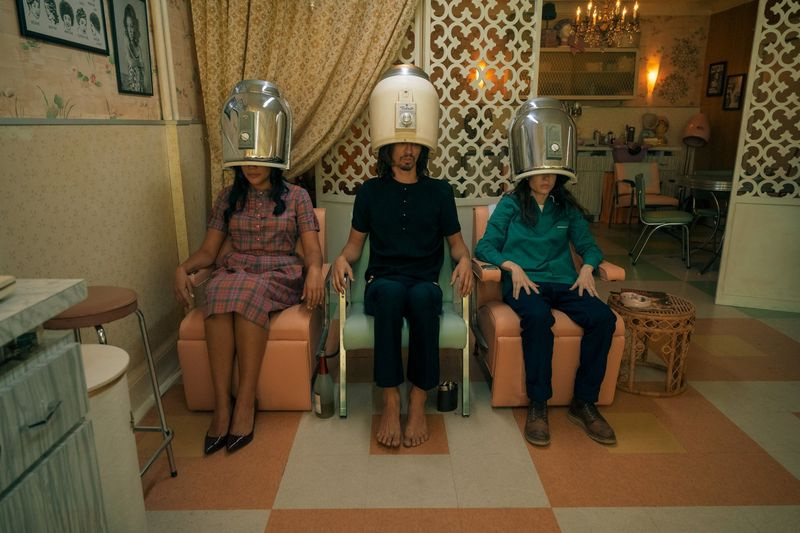 Emmy Raver-lamppumies Allison Hargreevesina, Robert Sheehan Klaus Hargreevesina ja Ellen Page Vanya Hargreevesina.
