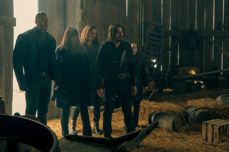 Tom Hopper Luther Hargreevesina, Emmy Raver-lamppumies Allison Hargreevesina, Robert Sheehan Klaus Hargreevesina, David Castañeda Diego Hargreevesina ja Ellen Page Vanya Hargreevesina.