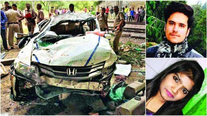 En olycka inträffade vid en Delhi flyover, bilen faller från en höjd av 40 fot