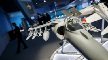 Zmenšený model Harrier AW-8B je vystavený v showroome BAE Systems počas Airshow vo Farnborough.