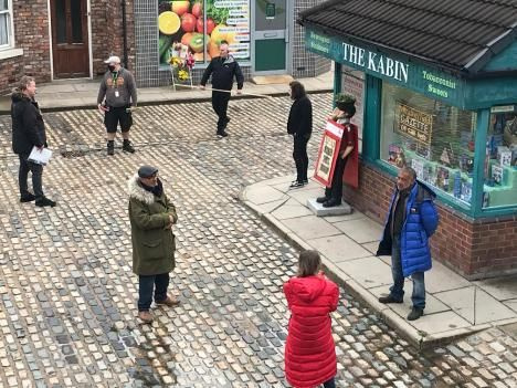 Coronation Street dietro le quinte distanziamento sociale