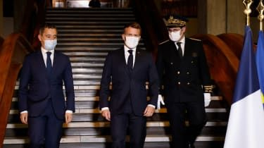 Emmanuel Macron på bild tillsammans med Frankrikes inrikesminister Gerald Darmanin