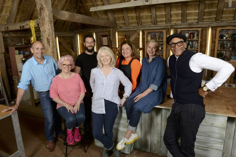 Asjatundlike restauraatorite meeskond on valmis töötama oma võlukunsti kallal kallite esemete kallal, mille on toonud avalikkus (L-R) Brenton West, Amanda Middleditch, Dominic Chinea, Julie Tatchell, Lucia Scalisi, Kirsten Ramsay, Jay Blades